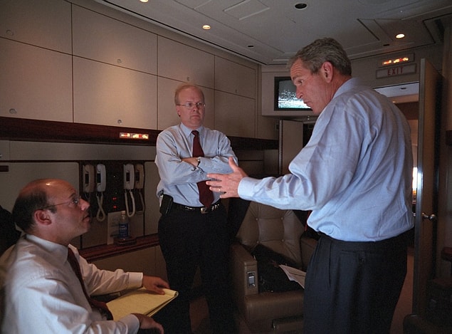 16. Başkan Bush, Ari Fleischer, Karl Rove ile Air Force One'da Andrews Hava Kuvvetleri Üssü'ne uçuş sırasında konuşuyor.