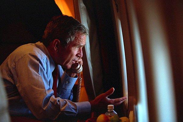 17. Offutt Hava Üssü'nden ayrıldıktan sonra Başkan Yardımcısı Dick Cheney ile telefonda görüşürken.