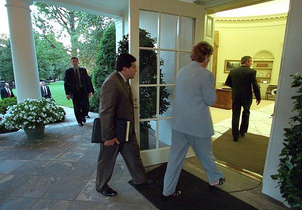 19. Danışman Karen Hughes ve Danışman Alberto Gonzales, Beyaz Saray'a dönen Başkan Bush'u Oval Ofis'e götürüyorlar.