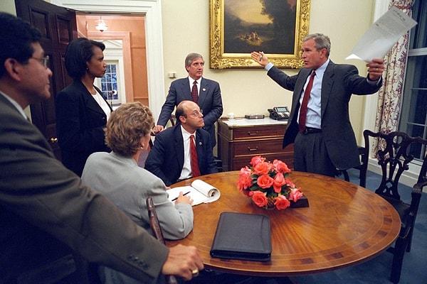 20. Başkan Bush, üst düzey görevlileri ile birlikte akşam saatlerinde ulusa sunacağı konuşmayı gözden geçiriyor.