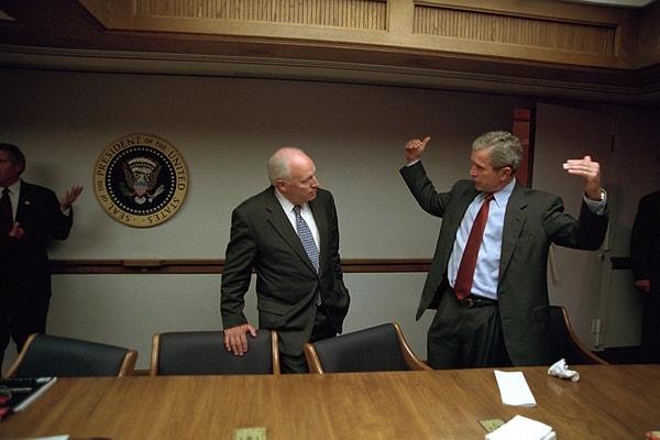 21. Başkan Bush, Başkan Yardımcısı Dick Cheney ile Acil Operasyonlar Merkezi'nde görüşürken.