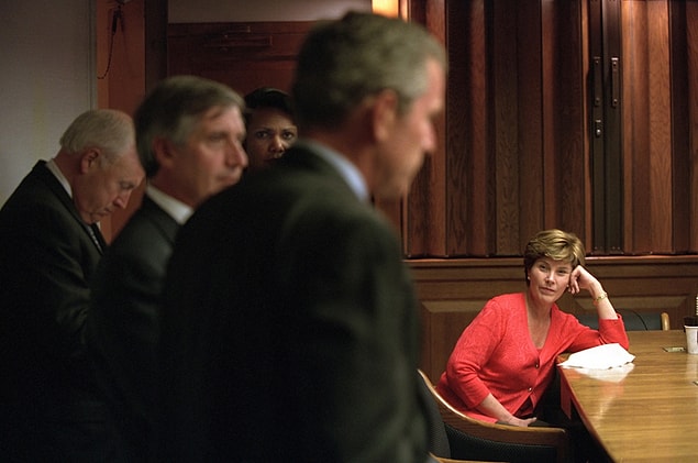 22. Laura Bush, Acil Operasyonlar Merkezi'nde terör saldırılarını anlatan eşini dinliyor.