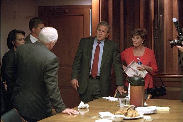 23. Başkan Bush ve Laura Bush, Başkan Yardımcısı Dick Cheney ve Başkan Yardımcıları Condoleezza Rice ile konuşurlarken.
