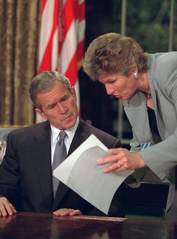24. Başkan Bush, Karen Hughes ile birlikte ulusa seslenmeden önce notları inceliyor.