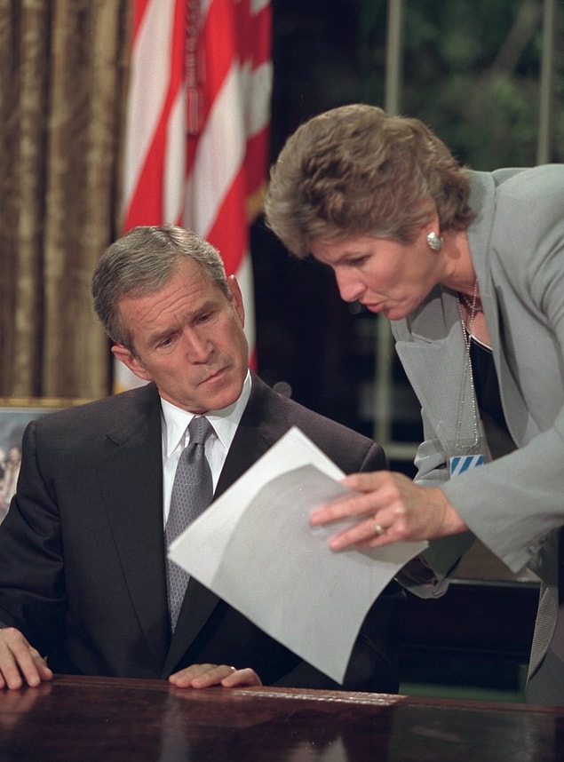 24. Başkan Bush, Karen Hughes ile birlikte ulusa seslenmeden önce notları inceliyor.
