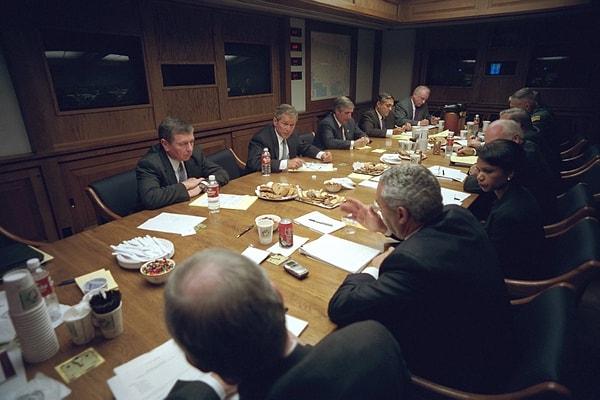 26. Ulusa seslenen George Bush, Acil Operasyon Merkezi'nde Ulusal Güvenlik Konseyi ile görüşürken.