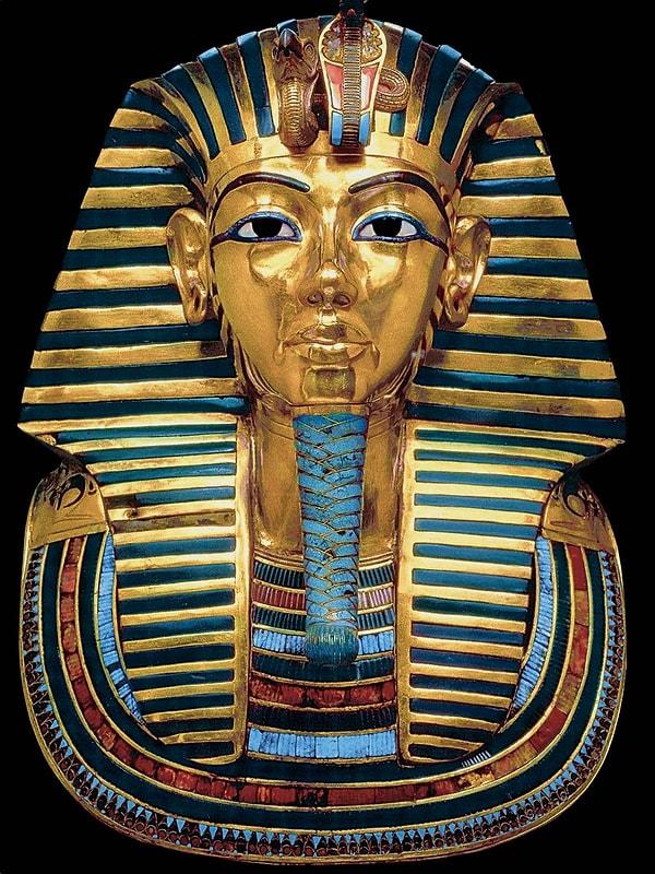 7. Tutankhamun’un saf altından yapılma maskesinin sakalı, 2014’te bir temizlik esnasında yerinden kopunca, temizlikçiler sakalı uhuyla yerine yapıştırmış.