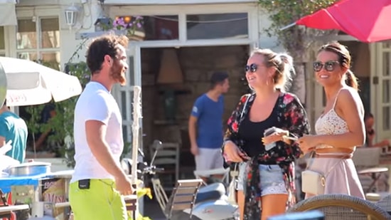 İnsanlara Absürt Nesneler Vererek Fotoğraf Çekmelerini İstemek