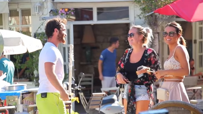 İnsanlara Absürt Nesneler Vererek Fotoğraf Çekmelerini İstemek