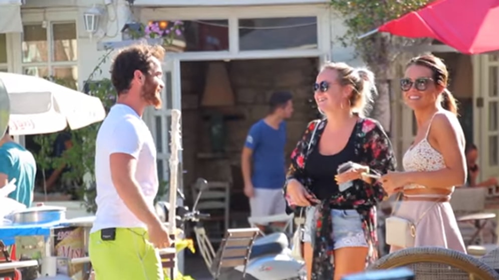 İnsanlara Absürt Nesneler Vererek Fotoğraf Çekmelerini İstemek