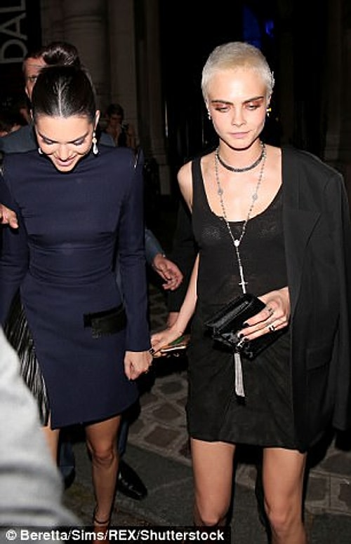 Kendall pileli, gece mavisi bir mini tercih etmişti.