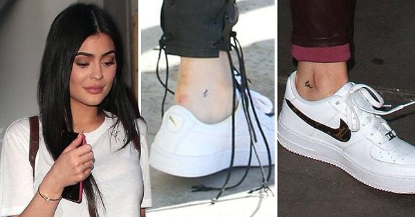 12. Bir ayrılık sonrasında soluğu dövmecide alan bir diğer ünlü isim: Kylie Jenner!