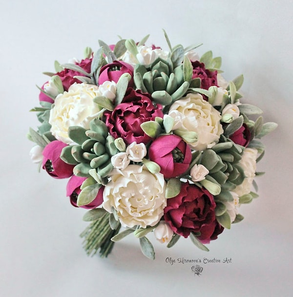 1. Вот уже пять лет Ольга делает прекрасные букеты для невест из глины.