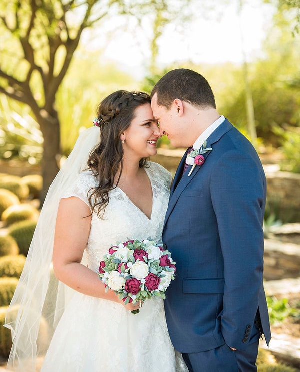 4. Обучаясь работе с глиной, Ольга также прошла курсы флористов и сейчас задействована в свадебном бизнесе.