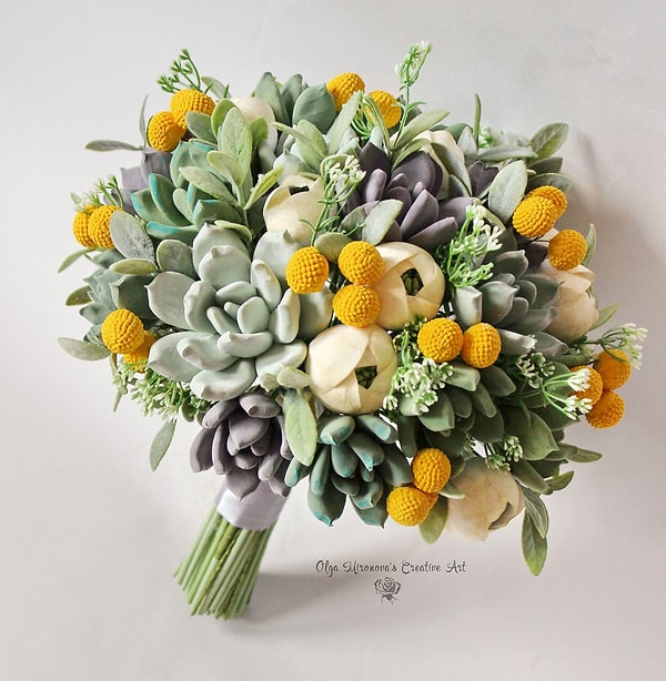 5. Она составляет композиции и букеты и из живых цветов.