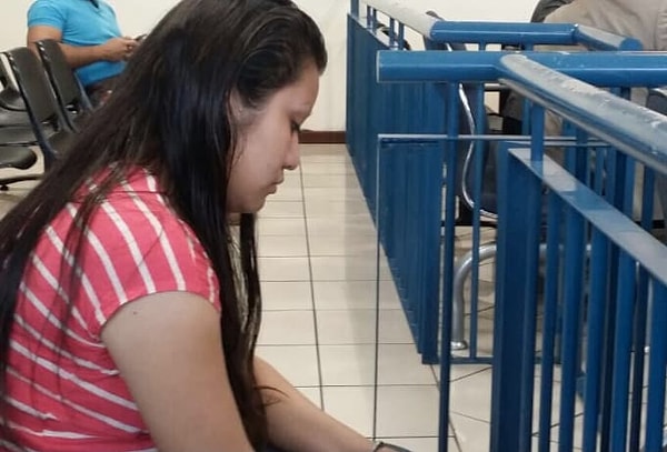 1. 19-летнюю жительницу Сальвадора приговорили к 30 годам лишения свободы за то, что она родила мертвого ребенка от своего насильника.