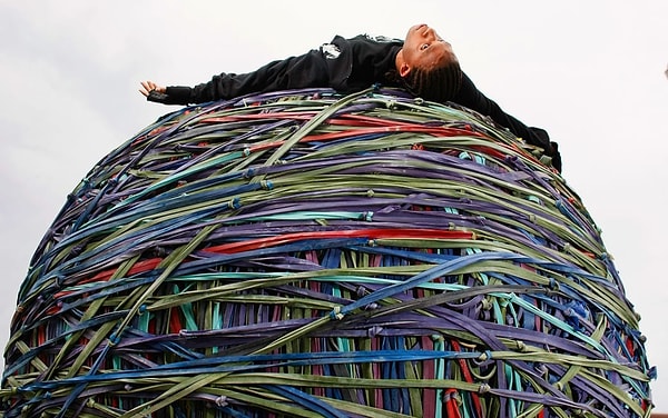 2. Самый большой шар из резиновых лент