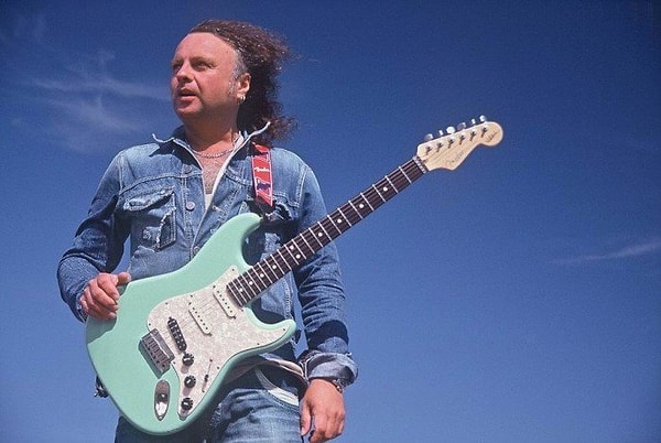 13. Исполнение гитаристом-виртуозом "Полёта шмеля" в очень быстром темпе