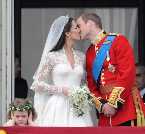 11. А вот и ещё один королевский поцелуй, но уже 30 лет спустя. Это принц Уильям и герцогиня Кембриджская Кэтрин (2011 год)