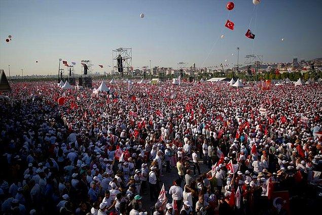 CHP'ye göre, mitinge 1 milyon 600 bin kişi katıldı.