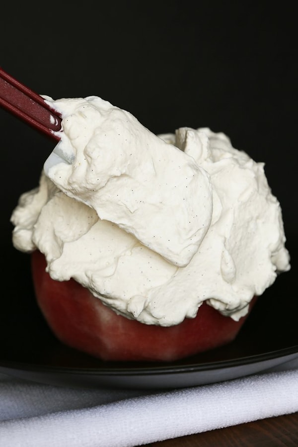 3. Равномерно распредели взбитые сливки