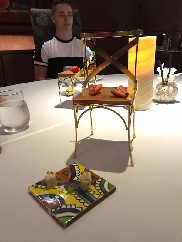 2. Клубника на стуле