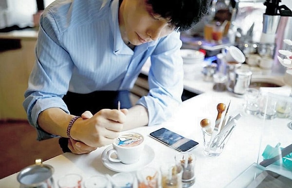 1. Канбин Ли, бариста из Сеула, Южная Корея, настоящий мастер своего дела, наслаждающийся своей работой