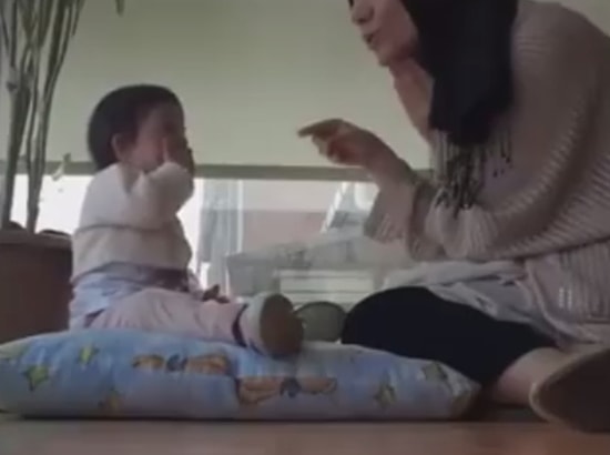 Bizden Bir Fazla Çocuğuna Oyun Öğreten Annenin Bir Kahramana Dönüştüğü Muazzam Anlar