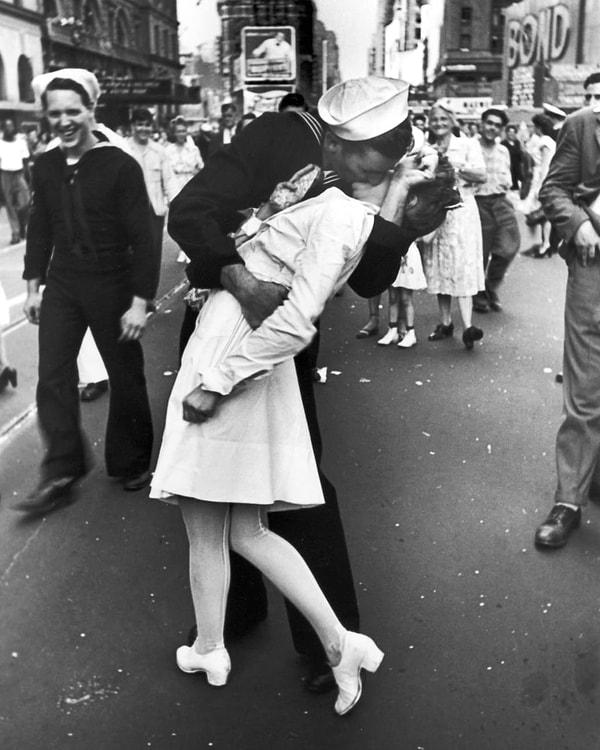 3. II. Dünya Savaşı'nın sona ermesini Times Meydanı'nda kutlayan iki yabancının öpücüğü: