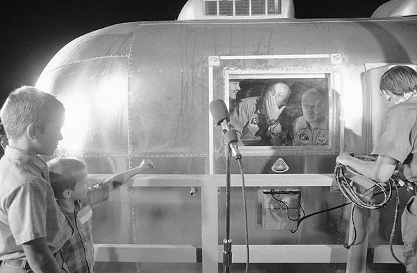 1. 1969 senesinde aya ilk ayak basan insan olduktan sonra karantinaya alınan Neil Armstrong oğullarına öpücük gönderiyor.