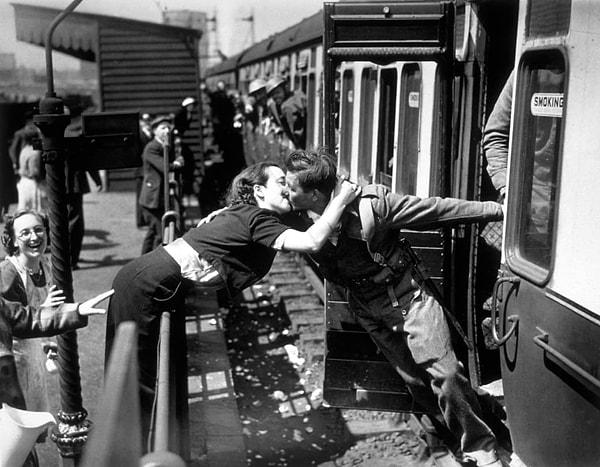 5. Britanyalı askerin istasyona gelmesini bekleyemeyen kız arkadaşından sabırsız bir öpücük!