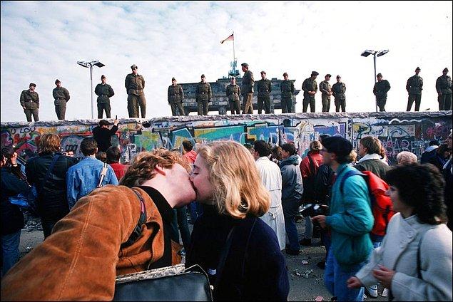 4. Berlin Duvarı yıkılmadan hemen önce hızlı bir öpücük: