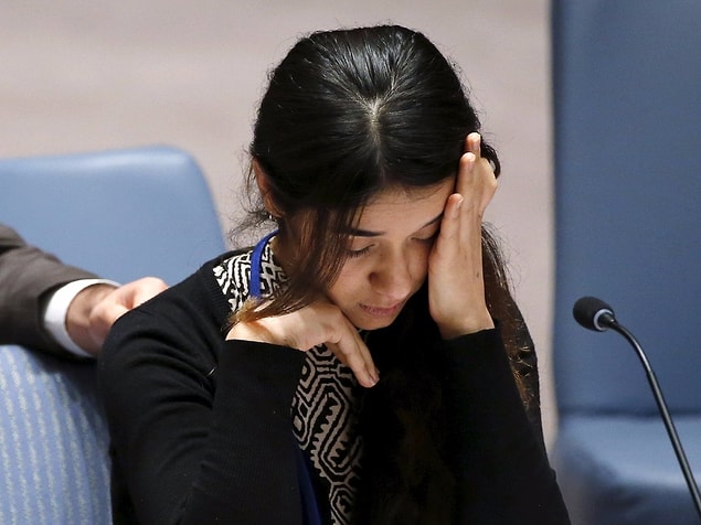 Geçtiğimiz hafta Mısır'da Kahire Üniversitesi'nde öğrencilerle bir araya gelen Nadia IŞİD'in esir tuttuğu kadınlara önce namaz kıldırdığını daha sonra toplu şekilde tecavüz ettigini anlattı.