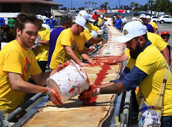 2. Napoli'de yapılan 182 metrelik pizzayı geride bırakarak 2017'de Guinness Rekorlar Kitabı'na giren tamı tamına 2,3 kilometrelik pizzanın yapımına yardım eden gönüllüler:
