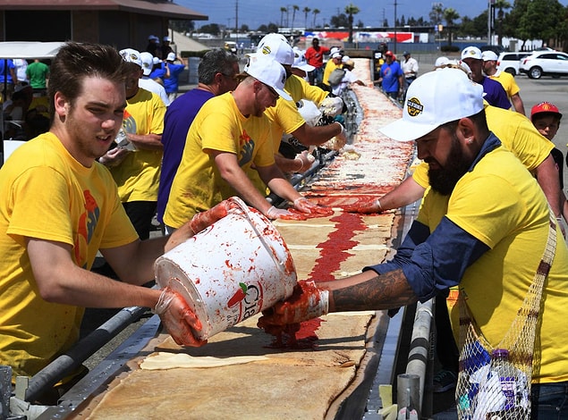 2. Napoli'de yapılan 182 metrelik pizzayı geride bırakarak 2017'de Guinness Rekorlar Kitabı'na giren tamı tamına 2,3 kilometrelik pizzanın yapımına yardım eden gönüllüler: