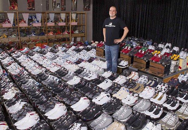 13. Jordan Michael Geller 2012 yılında dünyanın en geniş koleksiyonunu oluşturan ve sayısı 2.500'ü aşkın spor ayakkabılarının önünde: