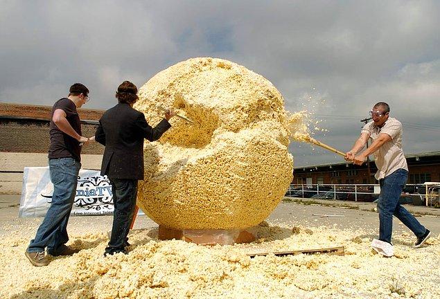 9. Dünyanın en büyük patlamış mısır topu: