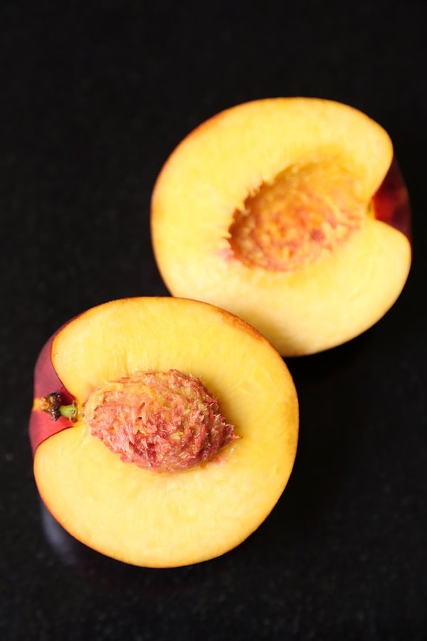 4. Удаляйте ножки, вмятинки, косточки и кожуру