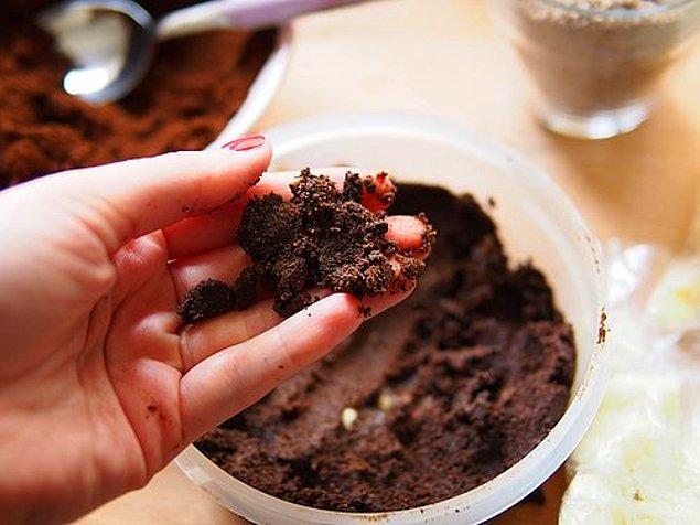 8. Kahve telvesini karıncaların çıkış noktalarına koyarak onları evinizden tutun.
