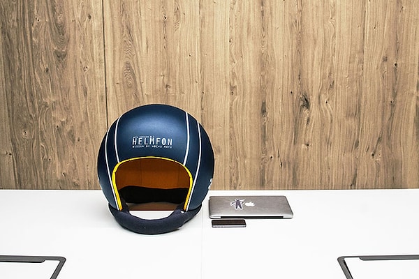 5. Помимо всего выше сказанного, устройство можно использовать не только надев на голову, как обычный шлем, но и прикрепив к стене или потолку (тогда он сможет выполнять функцию проектора).