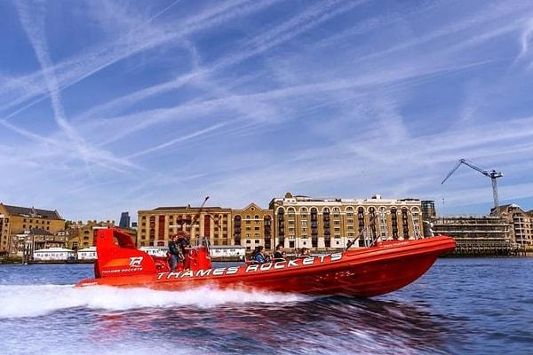 8. Thames Lates ile gün batımında eğlence dolu bir sürat teknesine binin.