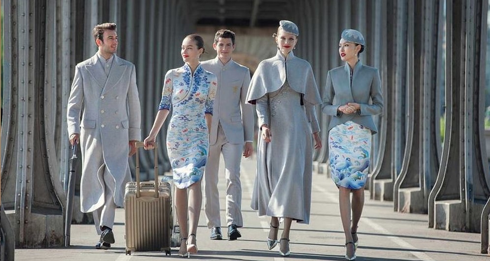 Китайская авиакомпания одела своих сотрудников в форму от кутюр, решив тем самым пристыдить другие авиакомпании