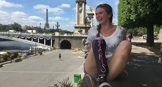 Девушка с протезом ноги совершила тур по Европе и задокументировала это необычным способом