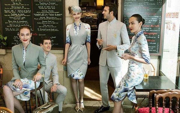 Hainan Airlines, tasarımcı Laurence Xu ile çalıştı, o da bu şık tasarımlarını Paris Moda Haftası'nda sergiledi.