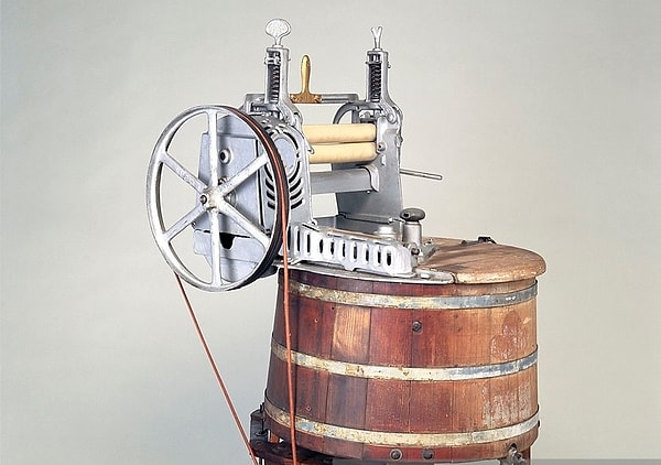 3. Теперь немного понастольгируем. Что за "технологическое чудо" изображено на картинке?