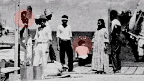 Fotoğraf, Marshall Adaları'nda Noonan ve Earhart olduğu düşünülen iki insanı gösteriyor. O zamanlar Japon kuşatması altındaydı.