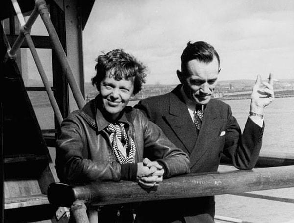 Kadının saçları da Earhart'ın ikonik kısa saç stilinde.