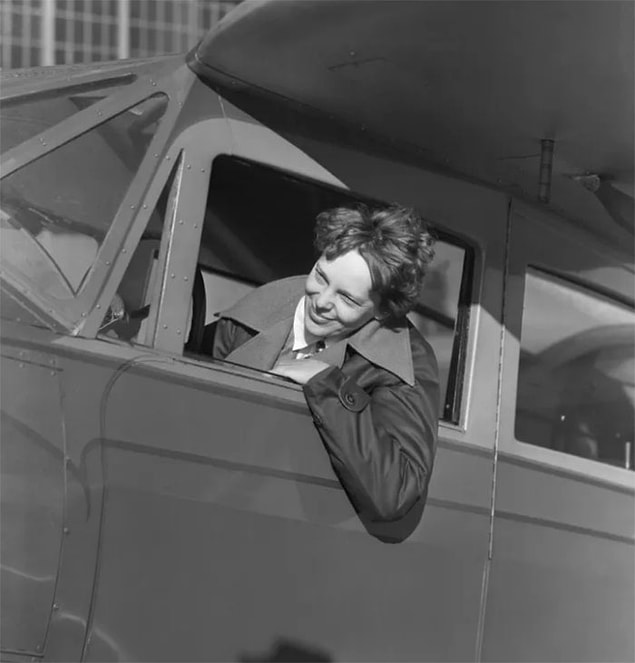 Üstelik, fotoğrafta bir Japon savaş gemisinin Amelia Earhart'ınkini andıran bir uçağı çektiği gözlemlenebiliyor.