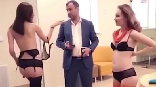 Bankanın Hizmetinden Memnun Kalmayan Adamdan 2 Striptizcili Efsane Protesto: Hizmet Böyle Olur