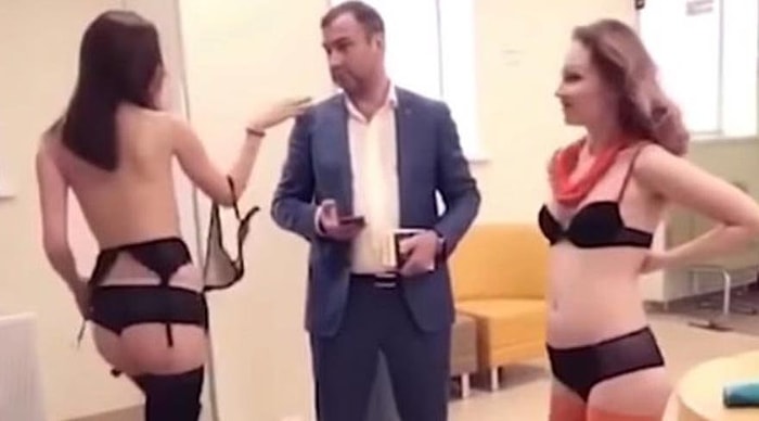 Bankanın Hizmetinden Memnun Kalmayan Adamdan 2 Striptizcili Efsane Protesto: Hizmet Böyle Olur